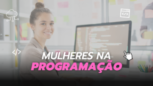 Presença das mulheres na programação - na imagem há uma mulher olhando sorridente. Ela está na frente da tela do computador onde há códigos de programação
