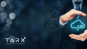 ERP local para a nuvem. Homem de terno segurando uma nuvem nas mãos.