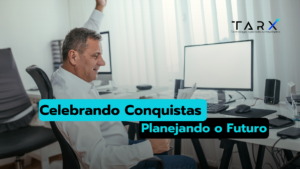 Celebrando conquistas e planejando o futuro. Na imagem mostra um homem, empresário na frente do computador e com um papel na mão, celebrando.